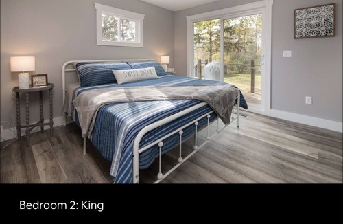 Luck House | Spacious 4 bedroom Lake View Cottage with another Cabin down street!