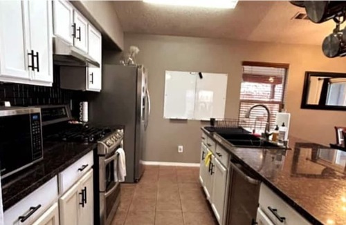 Westgate Heights House | Spacious 4 Bedroom Oasis with Pool Table, Backyard Paradise,🥶AC, and Fast WiFi!