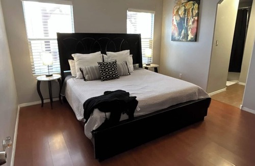 Westgate Heights House | Spacious 4 Bedroom Oasis with Pool Table, Backyard Paradise,🥶AC, and Fast WiFi!