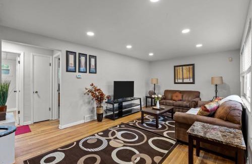 Pittsburgh Apartment | Spacious 4BR Home-Big Yard Huge Driveway
