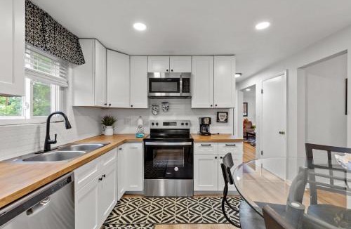 Pittsburgh Apartment | Spacious 4BR Home-Big Yard Huge Driveway