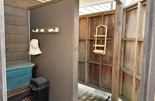 The Dunes House | Spacious 4BR House in Charming Haven Beach 1 Block from the Ocean