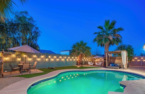 Peoria Ave Citizen's Group House | Spacious 4BR house with Pool Table, Games, AC, Fast WiFi, Workspace, in Glendale