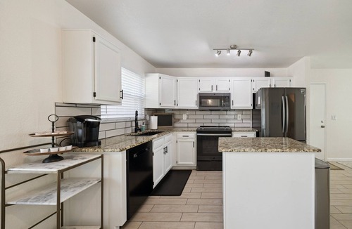 Wind Drift House | Spacious 4BR Retreat near Freestone Park & Downtown