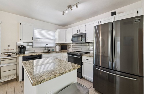 Wind Drift House | Spacious 4BR Retreat near Freestone Park & Downtown