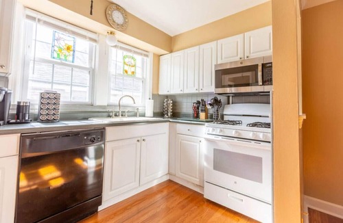Northampton House | Spacious 4BR Townhome Near Park & Parking