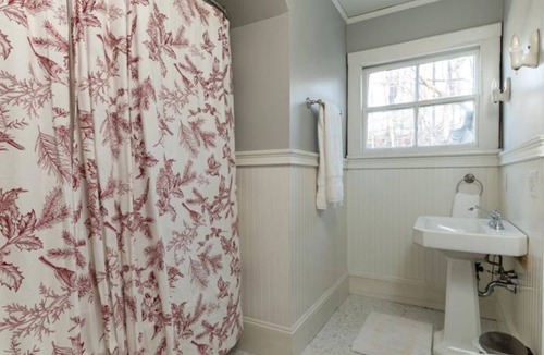 Springfield House | Spacious 6-bedroom house with AC, WiFi in charming Springfield