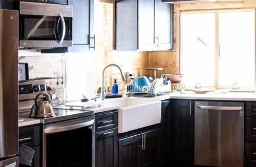 Grafton Cabin | Spacious 7-bedroom cabin in charming Grafton with fitness room, sauna & hot tub