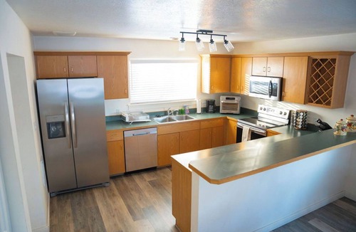 Big Sky House | Spacious and Comfortable Chalet - 10min from Skiing, 45min from Yellowstone