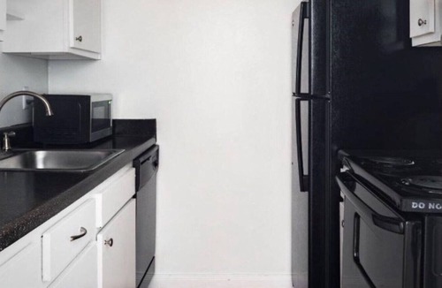 Houston Apartment | Spacious and Modern Hotel Suites with Heated Pool, Gym and Hot Tub!