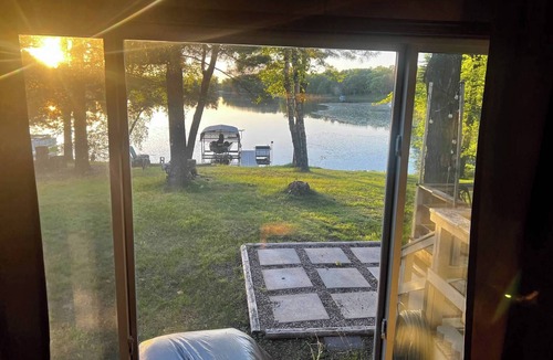 Luck Cabin | Spacious cabin right on the lake, perfect for your next family vacation!