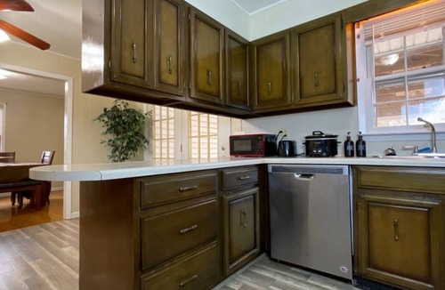 Bloomingdale House | Spacious, Charming & Serene Family Haven ~ Parking