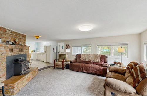 Winchester Bay House | Spacious & comfortable home close to the Habor Sand Dunes beaches & parks