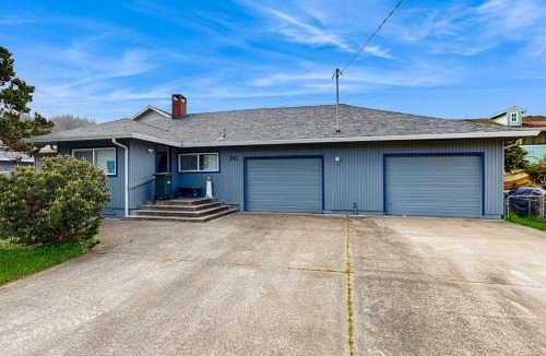 Winchester Bay House | Spacious & comfortable home close to the Habor Sand Dunes beaches & parks