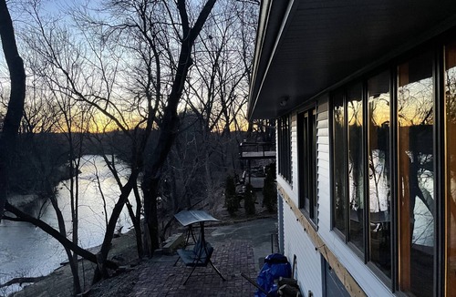 Star Prairie House | Spacious & Cozy home on The Apple River- Hiking, Tubing, Skiing, Racing, 12+ ppl