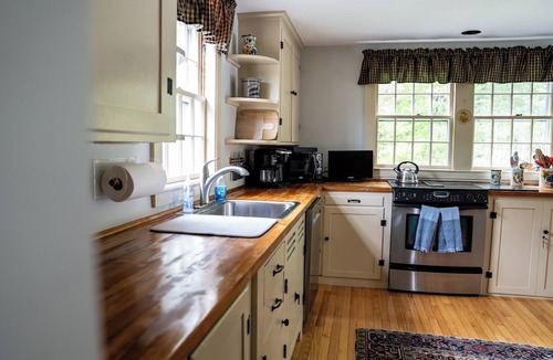 Peterborough House | Spacious Estate With Mtn Views! Private Setting, Great Family Home!