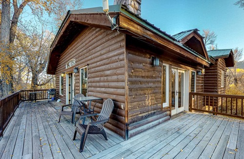 South Fork House | Spacious Guest House on the River w/Mountain Views, River Access, and Balcony