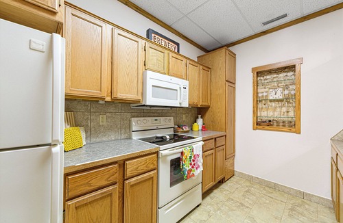 Montgomery Apartment | Spacious Historic Bottling Department Loft with Taproom Perks