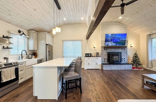 East Haven  Rutland County House | Spacious Holiday Getaway – Near Slopes & Downtown