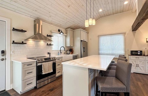 East Haven  Rutland County House | Spacious Holiday Getaway – Near Slopes & Downtown