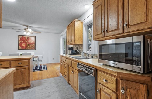 Little Canada House | Spacious Home- Centrally located near St. Paul
