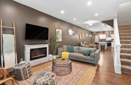Cincinnati House | Spacious Home for 10 Backyard Sleeps Groups