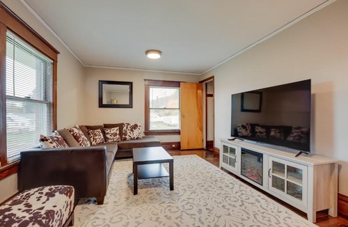 Bessemer House | Spacious Home in Ramsay: 9 Smart TVs + Pool Table!
