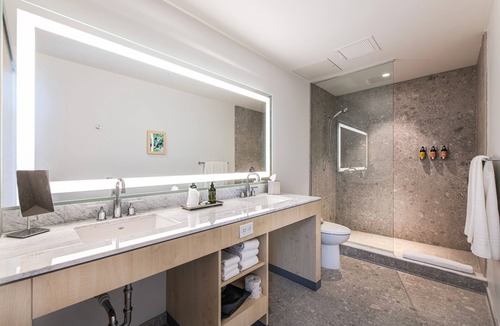 Gainesville Hotel | Spacious Lake View Suite near UF Campus