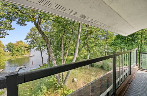 Amery House | Spacious lakeside retreat