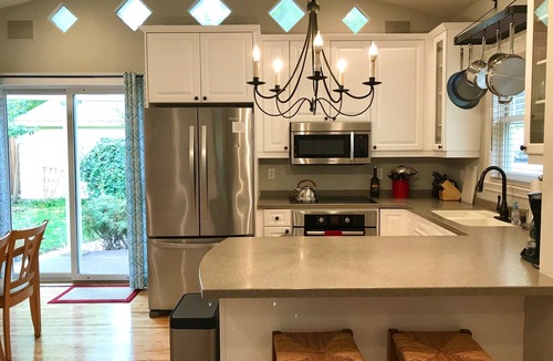 Southwest Minneapolis Apartment | Spacious Lk Harriet 2BR, great walking neighborhood yet min to downtown and MOA