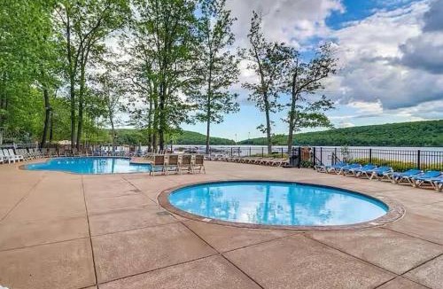 Lake Harmony House | Spacious Modern Gem - Walk to Lake, Minutes to Ski