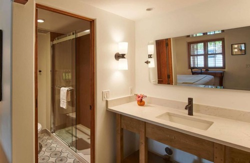 Downtown Santa Fe Hotel | Spacious Queen Bed | Pet friendly & Free Breakfast