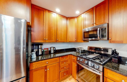 Proctorsville Condo | Spacious & renovated condo with balcony, fireplace, jetted tub, desk, W/D, & AC