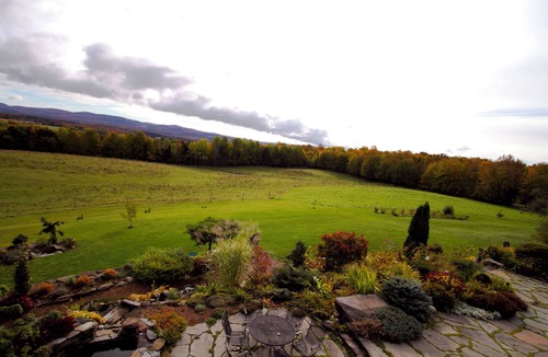 Hardwick Apartment | Spacious Retreat With Panoramic Views