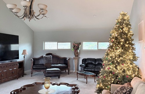 Willow Creek House | Spacious Riverfront Getaway 5 beds 3.5 bath & views