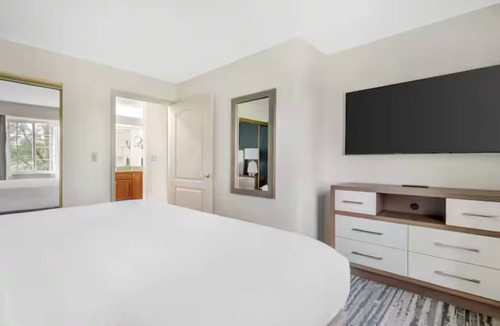 Mishawaka Hotel | Spacious TWO 1BR Unit Perfect for Game Day Weekends Near Notre Dame Stadium