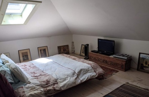 Fleischmanns Apartment | Spacious upstairs studio. Private entrance/deck. Quiet. Rural. Intimate.