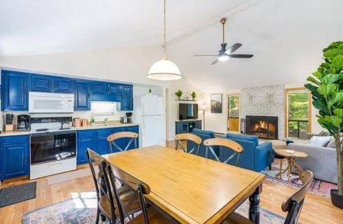 Sleepy Hollow House | Spacious w Hot Tub, Fire Pit, Deck, Grill and WiFi