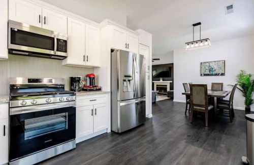 Greenacres House | Split-level NW Bakersfield Home with Outdoor Oasis