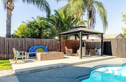 Greenacres House | Split-level NW Bakersfield Home with Outdoor Oasis