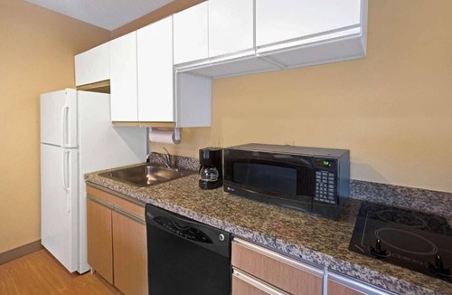Altamonte Springs Apartment | Standard Queen Room Near Sanlando Park ORL