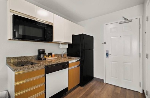 Altamonte Springs Apartment | Standard Queen Room Near Cranes Roost Park ORL