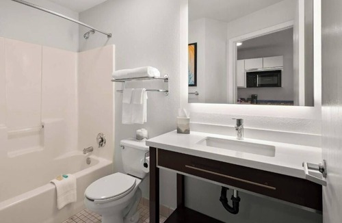 Altamonte Springs Apartment | Standard Queen Room Near Cranes Roost Park ORL