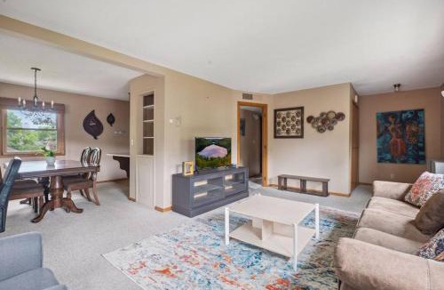 Keewaydin Apartment | Stellar two bedroom home