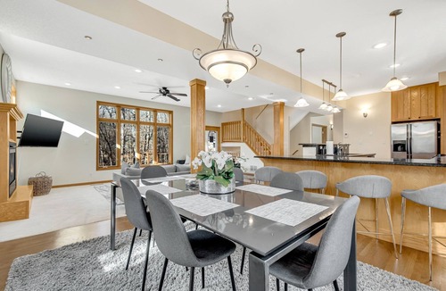 Chanhassen House | ★STONE CREEK★ MODERN LUXE HOME★MINNEAPOLIS SUBURBS★TWIN CITIES★LAKES★