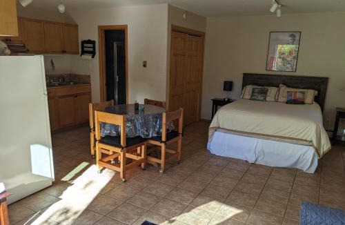 Northeast Santa Fe Apartment | Studio apartment 15 minute walk to plaza