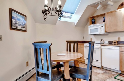 River Run Condo | Studio condo w/full kitchen Walk to the slopes Kids Ski Free