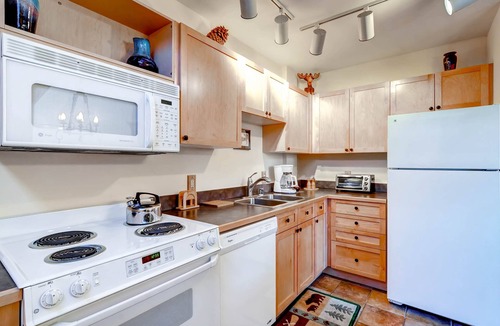 River Run Condo | Studio condo w/full kitchen Walk to the slopes Kids Ski Free