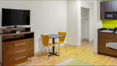 Springdale Hotel | Studio Lodge - Cincinnati - Springdale
