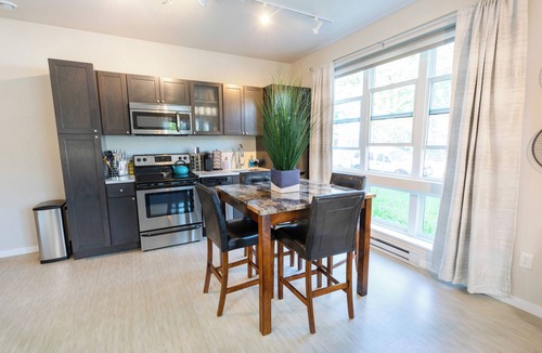Powderhorn Apartment | Stunning 1-Bedroom Apartment+Super Fast WiFi+In-Unit W/D+Roku TVs+Walk to Uptown